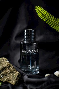 透明香水瓶与绿植装饰摆件