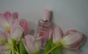 粉色郁金香旁的精致香水瓶