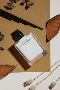 简约风香水瓶与干花装饰