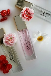 精致香水瓶配娇艳花朵