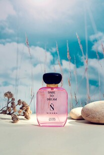 浪漫粉色香水瓶与饰品