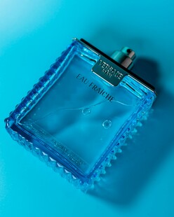 蓝色方形香水瓶特写