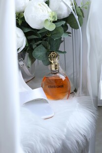 优雅香水瓶与白玫瑰摆件