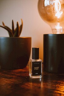 精致香水瓶与绿植摆件