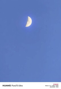 蓝天中的一弯月牙