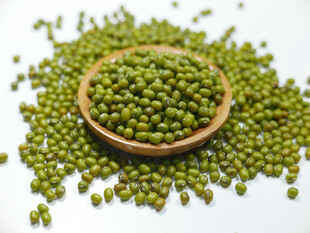 木碗中盛放的饱满绿豆