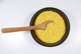 碗中玉米粒配木勺