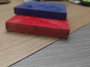 红蓝彩色橡皮块