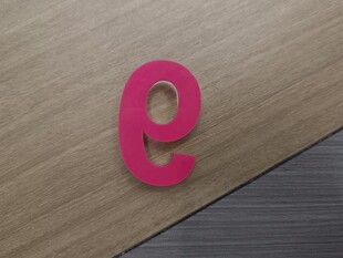 粉色字母e置于木质表面