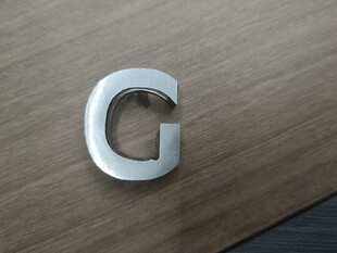 金属质感字母G特写