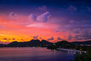 绚丽晚霞下的美丽海滨风光