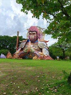 户外大型彩色人物雕塑