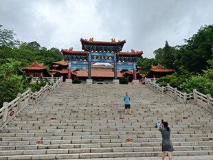 古建台阶前的游客身影