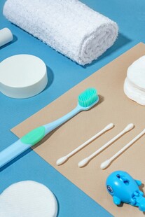 蓝色背景下的个人护理用品