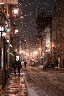 雪夜中的城市街道景象