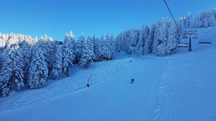 雪覆山林的滑雪胜地美景