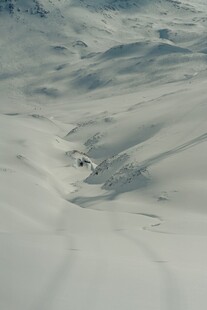 广袤雪地中的起伏地貌