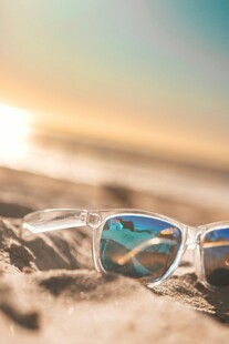 沙滩上的时尚太阳镜