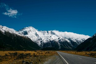 雪山下的公路美景
