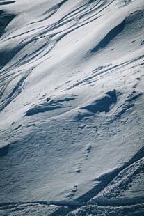 雪地上的优美滑雪痕迹