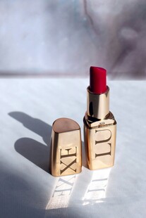奢华金色口红展示