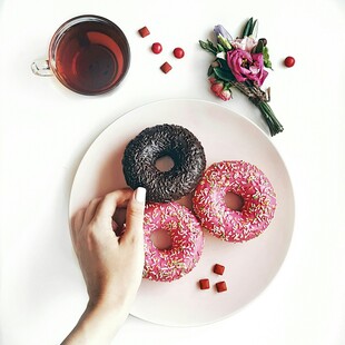 手取甜甜圈与茶饮浪漫场景