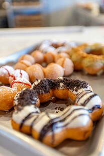 美味多样的甜甜圈展示