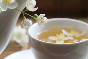 花香萦绕的清新茶饮