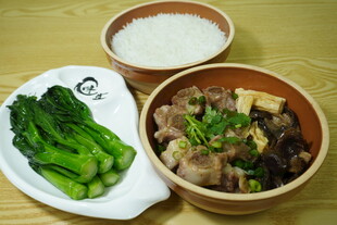 排骨饭配青菜米饭套餐