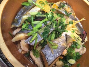 钵子蒸鲳鱼干花腩