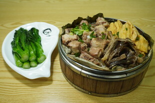 美味排骨饭配清炒青菜