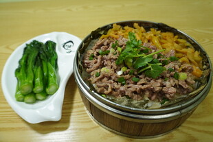 荷香榨菜牛肉蒸饭配清炒时蔬