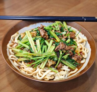 美味葱香肉酱拌面