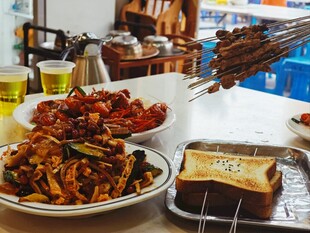 丰盛美味的多样海鲜餐食