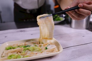 筷子夹起美味肠粉