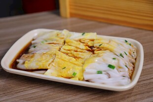 美味肠粉摆放在盘中
