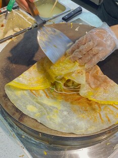 现场制作美味煎饼果子