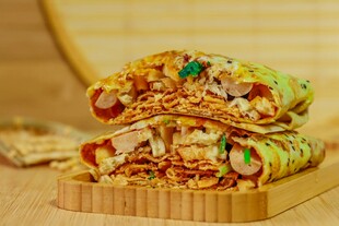 美味煎饼果子堆叠展示