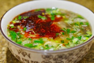 美味葱花辣椒油热汤面