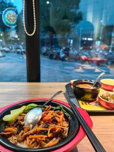 夜晚街边美味的特色面食