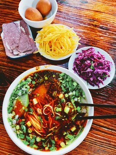 美味特色面食及多样配菜
