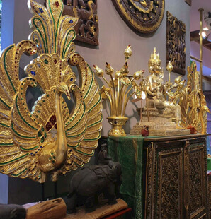 奢华金色雕花摆件展示