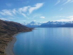 宁静湖畔的壮丽山水风光