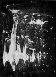 黑白风格壮观瀑布景象