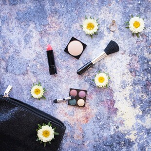 精致美妆用品与清新小花