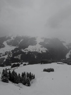 雪覆山峦间的静谧景致
