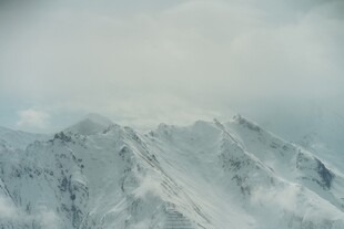 巍峨雪山云雾缭绕