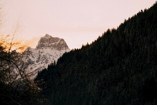山间暮色中的巍峨山峰