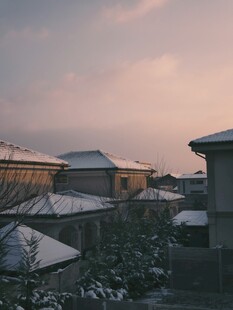 雪后屋顶的黄昏美景