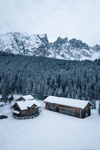 雪覆山林中的静谧木屋